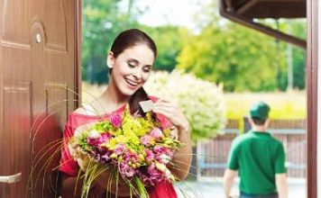 Преподнесение цветов с доставкой в Сосновоборске прямо до двери