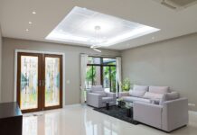 Глянцевый натяжной потолок: особенности выбора