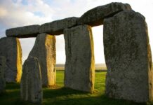 Стоунхендж : одно из самых известных культовых сооружений в мире