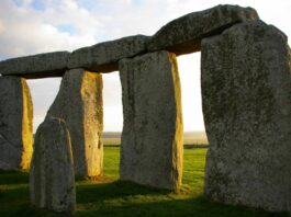 Стоунхендж : одно из самых известных культовых сооружений в мире