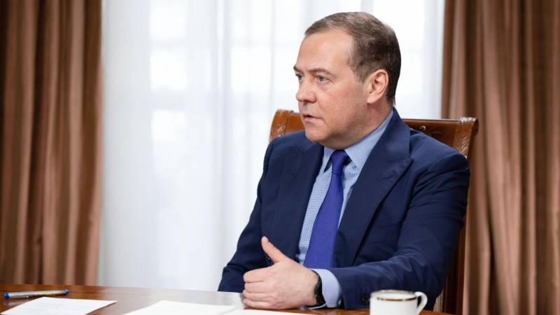 
Медведев предупреждает Европу: «Поставки F-16 для Украины могут стать последним днём»                