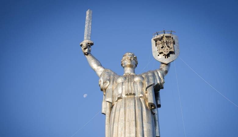 
На киевском монументе «Родина-мать» исчез герб СССР                