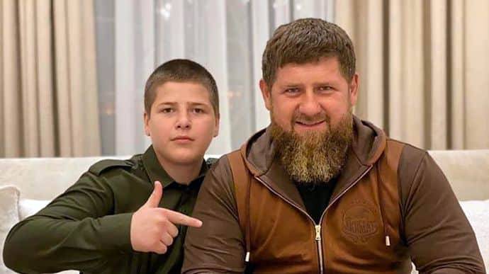 
Пятнадцатилетний сын Кадырова избил обвиняемого по делу о сожжении Корана                