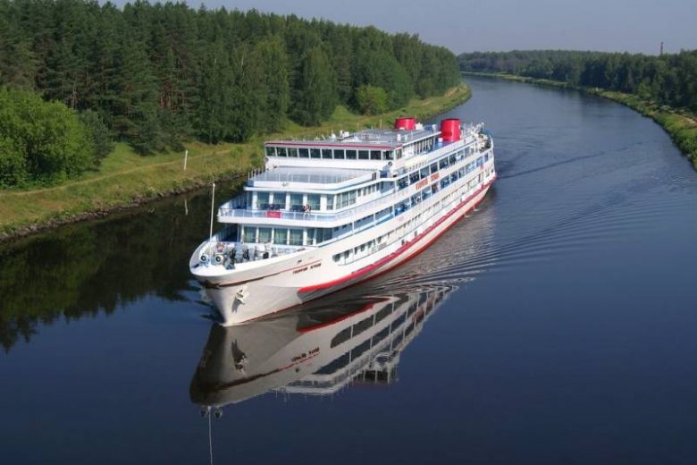 
Путешествие по московским водным путям: преимущества туров на теплоходе                