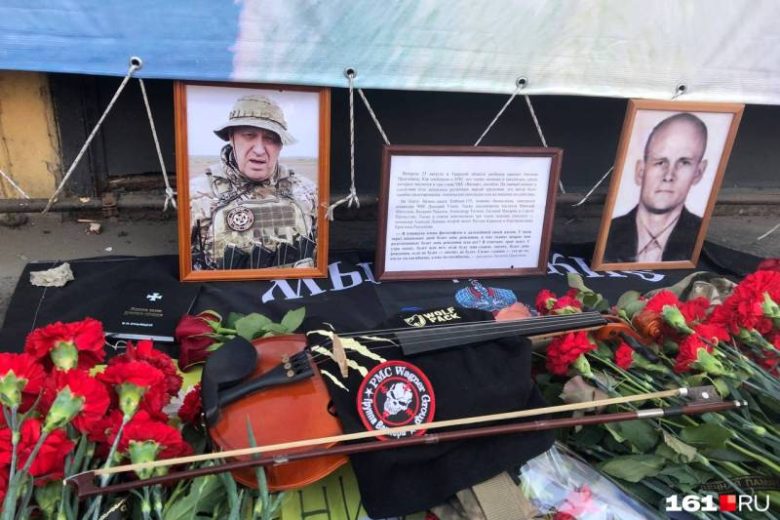 
Россия скорбит: мемориалы в память о Пригожине и Уткине собирают вокруг себя скорбящих граждан                