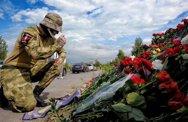 
Россия скорбит: мемориалы в память о Пригожине и Уткине собирают вокруг себя скорбящих граждан                