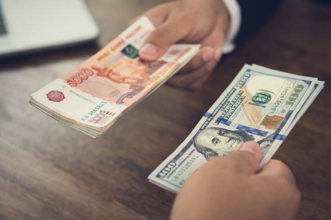 
Самая выгодная валюта для покупки: экономист Разуваев предлагает дирхамы                