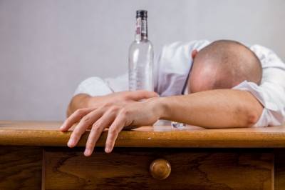 
Силой или убеждениями: как убедить алкоголика обратиться за медицинской помощью                