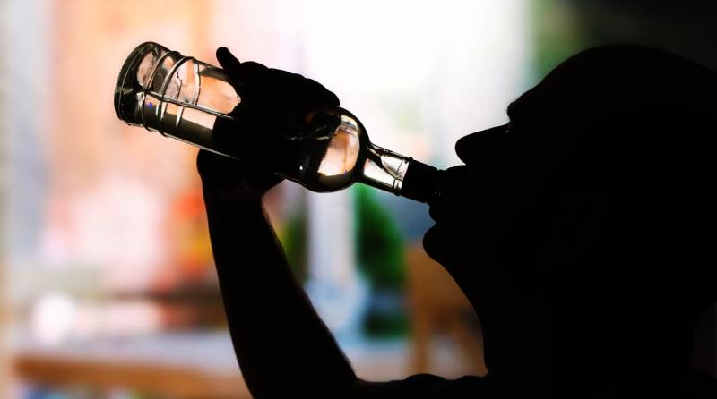 
Силой или убеждениями: как убедить алкоголика обратиться за медицинской помощью                