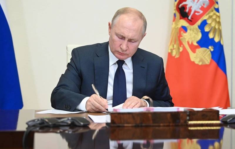 
Путин проиндексировал зарплаты высшим чиновникам и генпрокурору на 5,5%                