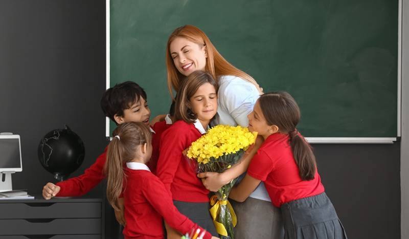 
День учителя: когда его отмечают в 2023 году в России и как поздравить любимого педагога                