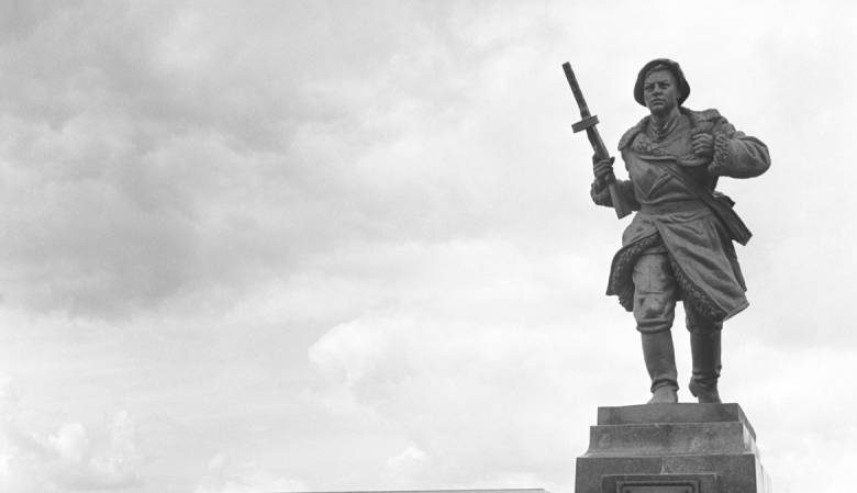 
Подвиги Героев Советского Союза: вечная память в День Сухопутных войск                