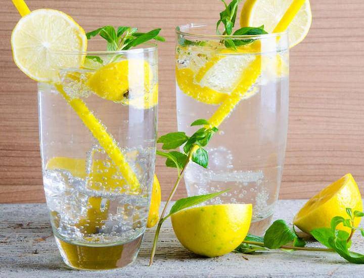 
Полезная привычка: 9 причин пить лимонную воду каждый день                