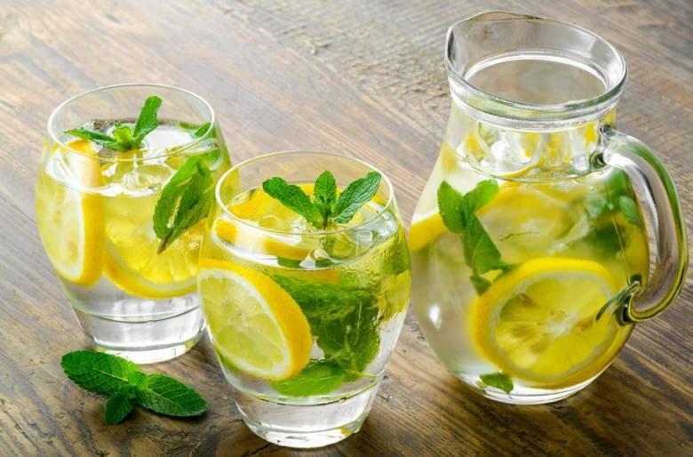 
Полезная привычка: 9 причин пить лимонную воду каждый день                