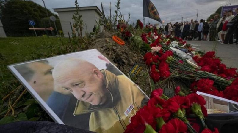 
Президент Путин заявил о фрагментах ручных гранат в телах погибших в авиакрушении Пригожина и Уткина                