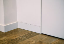 Описание и преимущества скрытого плинтуса для двери