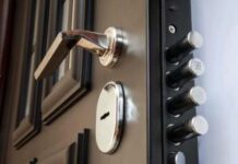 Прочный и надежный: как выбрать замок к входной двери