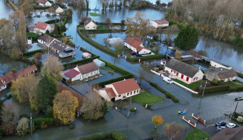 
Наводнения на севере Франции: крики о помощи тонут в безразличии                