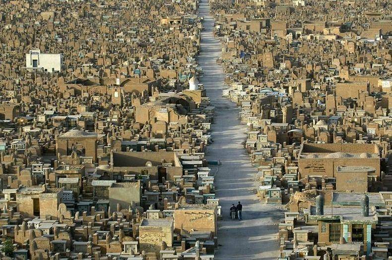 
По 50 тел в склепе: что известно о самом крупном кладбище в мире, где захоронены более 6 миллионов мертвецов                