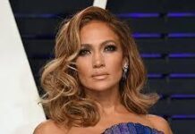 Дженнифер Лопес была замечена на шопинге в компании собственных детей