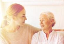 Когда за родителями пора присматривать: 8 признаков