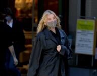 Беременная Эльза Хоск на прогулке в жакете Chanel и облегающих брюках Zara