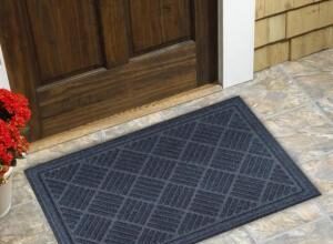 Зачем нужен грязезащитный коврик дома?