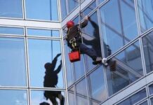 Мытье окон на высоте: как проводится высотный клининг