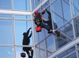 Мытье окон на высоте: как проводится высотный клининг