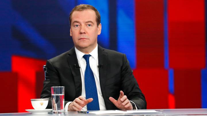 
Дмитрий Медведев: от дворника до заместителя председателя совета безопасности РФ                