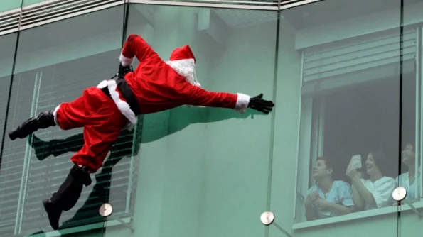 
Грустный праздник: с Дедом Морозом в Челябинске произошла трагедия                