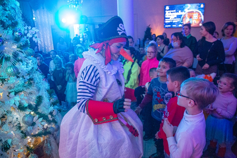 Камерный театр в Челябинске открыл новогоднюю кампанию «социальной» елкой