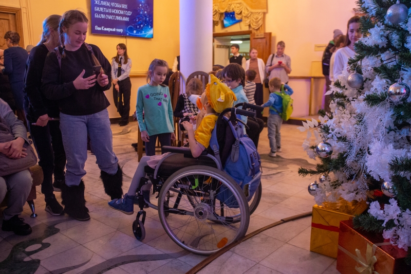 Камерный театр в Челябинске открыл новогоднюю кампанию «социальной» елкой