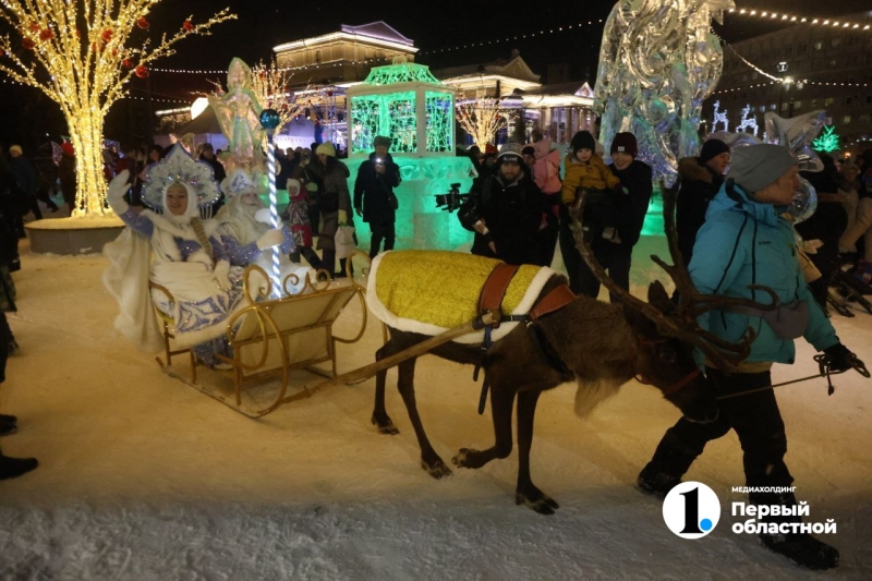 На сцене ледового городка челябинские артисты устроили новогоднее шоу