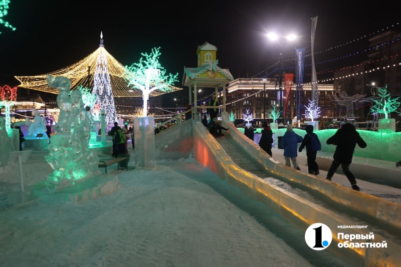 На сцене ледового городка челябинские артисты устроили новогоднее шоу