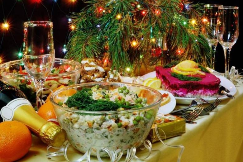 
Новогоднее меню в СССР: блюда, которые обязательно стояли на праздничных застольях                