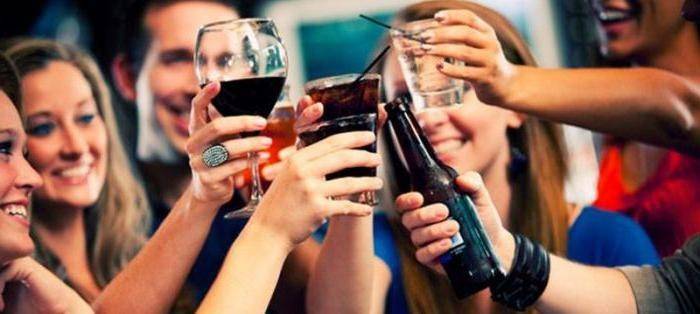 
Ограничения на продажу алкоголя в Новый год: мнения экспертов и региональные особенности                