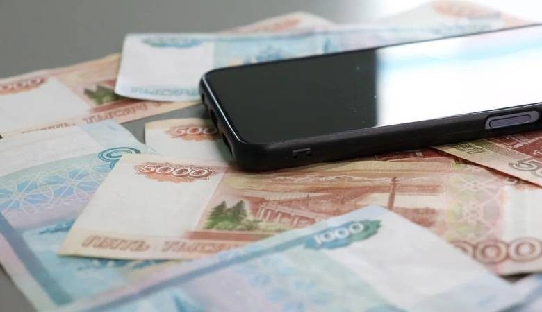 
Опасности хранения денег в чехле телефона: новый тренд, который может обернуться пожаром                