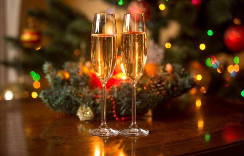 
Просто, но эффективно: как загадать желание на Новый год-2024 с шампанским                