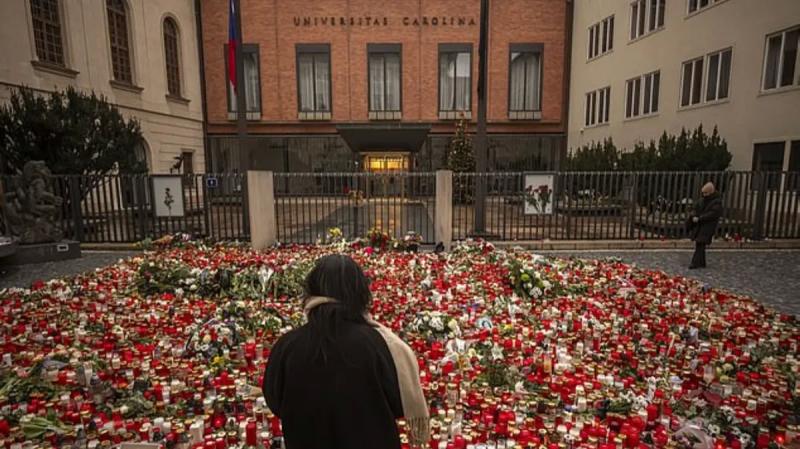 
Трагедия в Праге: Чехия жжет свечи в память о погибших                