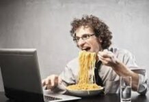 8 способов перестать жевать перед компьютером