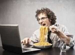 8 способов перестать жевать перед компьютером