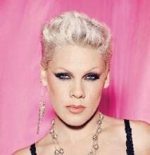 Певица Пинк призвала фанатов стричься дома и показала новую прическу