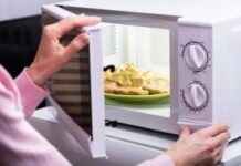 Топ-9 продуктов, которые не стоит разогревать в микроволновке