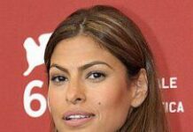 Почему Ева Мендес разрешает дочкам гулять в пижамах