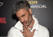 Тайка Вайтити на карантине занялся пошивом игрушек