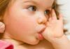 Взрослый ребенок сосет палец: причины, последствия и отучение от привычки
