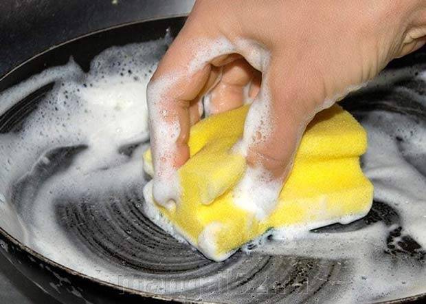 
Как ухаживать за чугунными сковородами и как их правильно очищать                