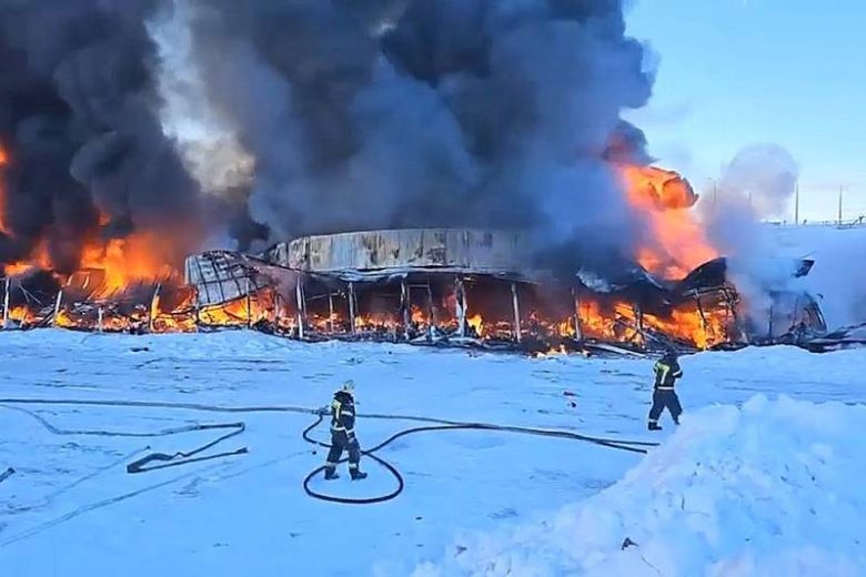 
Пожар на рынке в Самаре: тысячи квадратных метров в огне                