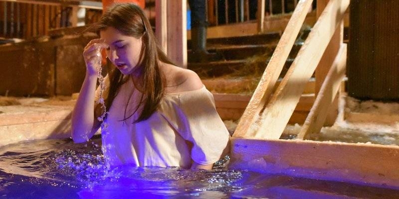 
Правильное Крещение: когда следует окунаться в прорубь, 18 или 19 января                